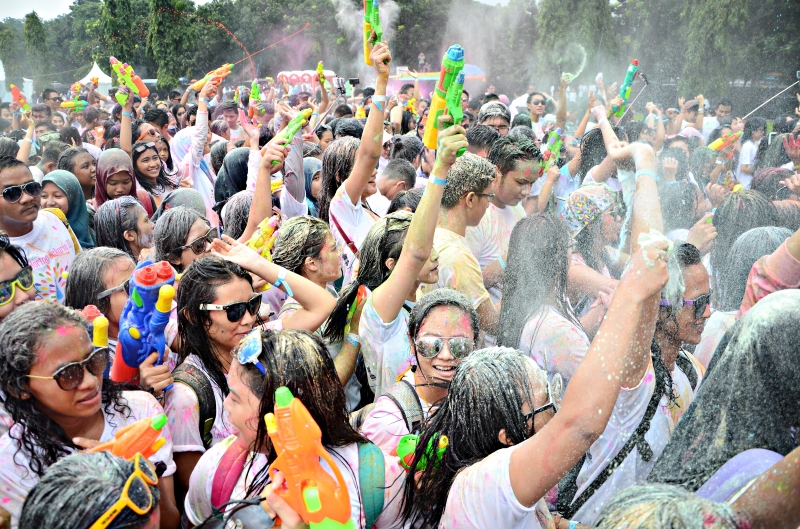 Peserta Holi Color Saling Melempar Bubuk Warna Dan Perang Pistol Air