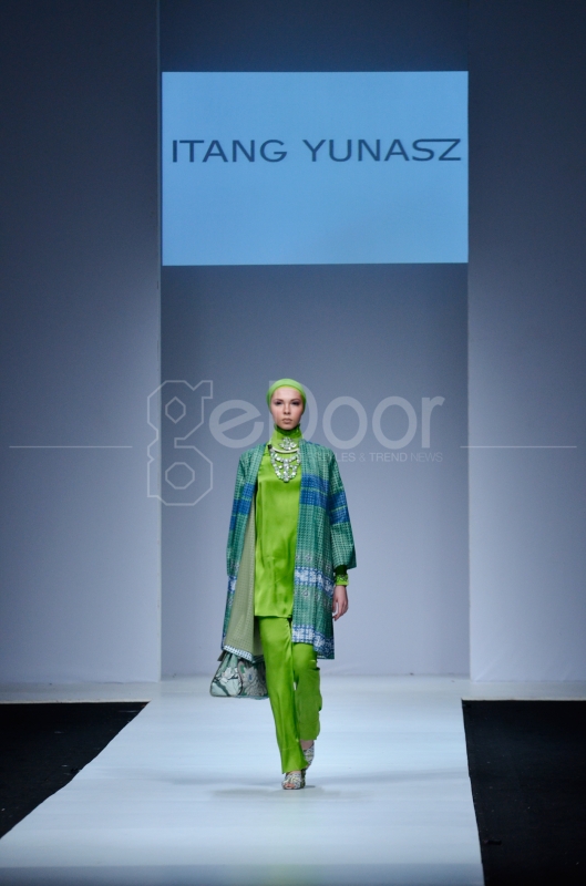 Parade Busana Muslim Karya Desainer Itang Yunasz Di JFW 2015