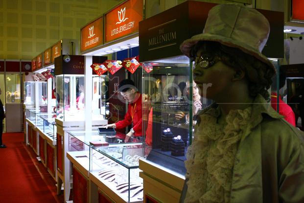 Kerlap-Kerlip Perhiasan Di Jakarta International Jewellery Fair 2013