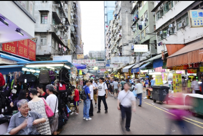 Sham Shui Po dapat ditempuh dengan berbagai macam kendaraan mau menggunakan bus, taksi maupun MTR