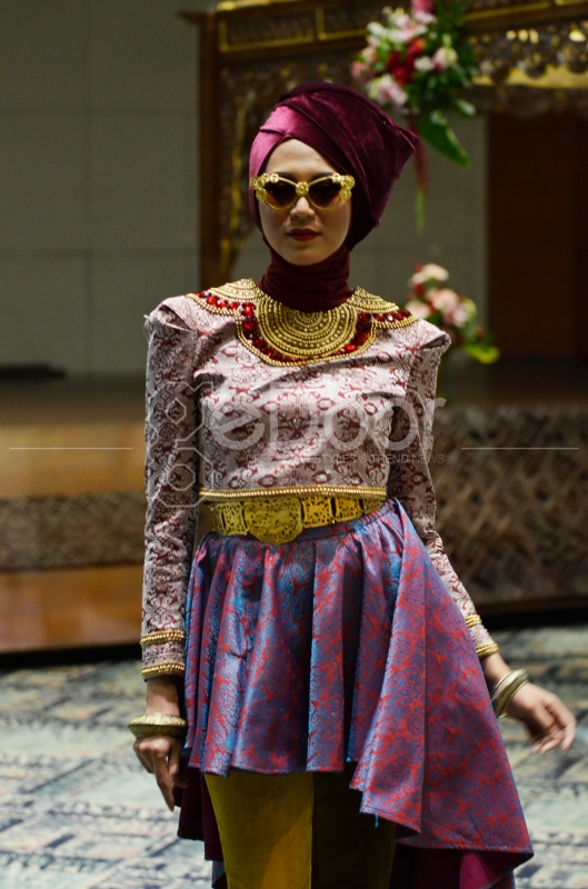 Busana Muslim Karya Dian Pelangi Berbahan kain songket khas Palembang