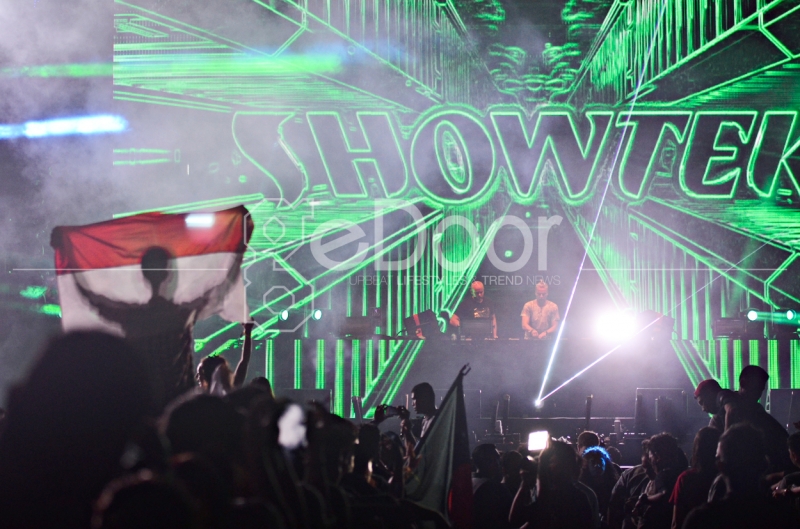 Seorang Partygoers Kibarkan Bendera Merah Putih Saat Showtek Beraksi diatas Panggung Seorang Partygoers Kibarkan Bendera Merah Putih Saat Showtek Beraksi diatas Panggung