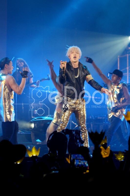 Penyanyi Yang Memiliki Nama Asli Dong Young-Bae Ini Membuat Ribuan Penonton Histeris Dengan L-Lagu Hitsnya 