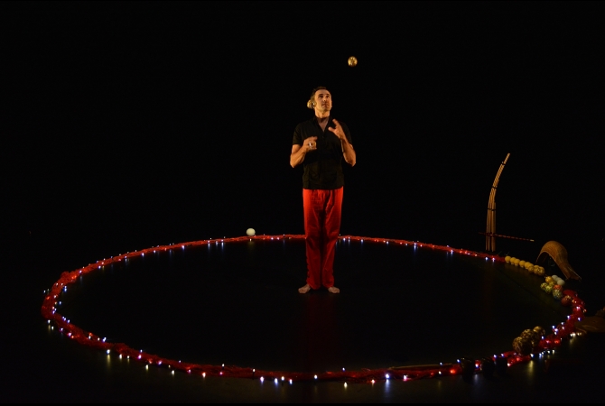 Pementasan Seniman Sirkus kelahiran Pau, Prancis ini merupakan bagian dari Festival Seni Budaya Perancis 2015 (Printemps Français) Pementasan Seniman Sirkus kelahiran Pau, Prancis ini merupakan bagian dari Festival Seni Budaya Perancis 2015 (Printemps Français)