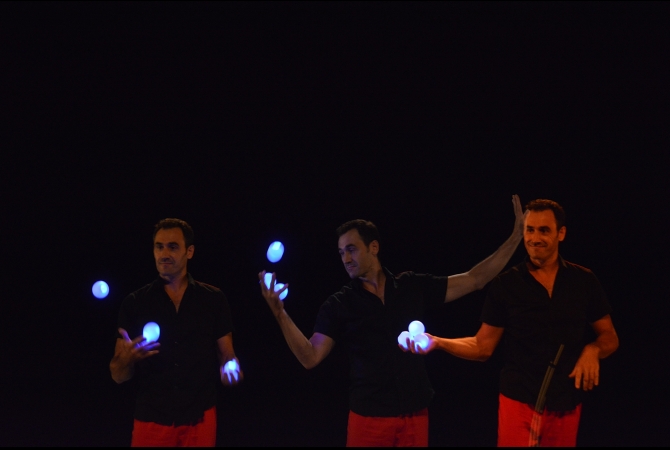 Seniman sirkus kontemporer asal Perancis, Vincent de Lavenere, melakukan pertunjukkan 'Juggling Musikal' Seniman sirkus kontemporer asal Perancis, Vincent de Lavenere, melakukan pertunjukkan 'Juggling Musikal'