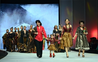 Karya Terbaru Anne Avantie, Terinspirasi Dari Terbakarnya Pasar Klewer