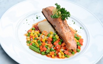 Bersantai Sambil Menikmati Fillet Of Salmon Di Oh La La Café