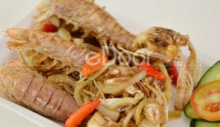 Chef In Red Kitchen Menu Unik Dan Seksi Di Resto Minimalis
