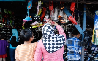 Dari Sepatu Kulit Hingga Sandal Ada Di Pasar Poncol