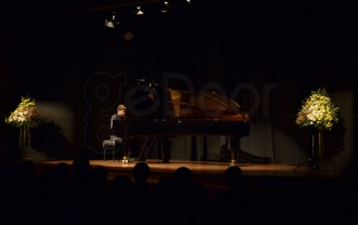 Harmonisasi Dua Talent Muda Beda Negara Tampil Di Erasmui Huis