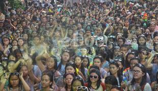 Holi Water Festival 2014 Bertabur Cat Warna-Warni Dan Perang Pistol Air