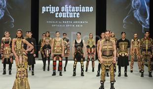 Indonesia Fashion Week 2014 Days 3 Menampilkan Koleksi 3 Desainer Indonesia Dan 1 Desainer Argentina