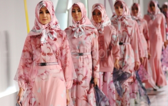 Itang Yunasz Hadirkan Busana Muslim Bergaya Muda Dan Sporty Di IFW 2015