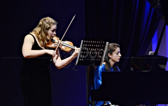Kolaborasi Dua Musisi Berbakat Di Erasmus Huis