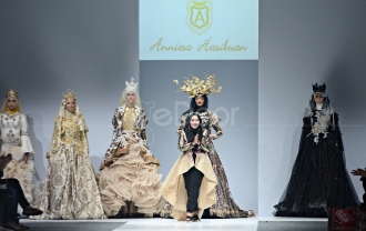 Koleksi Glamour Dan Mewah Anniesa Hasibuan