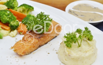 Lezatnya Grilled Salmon Ala Waluma Waroeng
