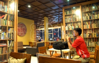 Reading Room, Coffee Shop Unik Dengan Konsep Perpustakaan