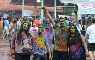 Warna Warni Kegembiraan Di Holi Hai Festival 2015