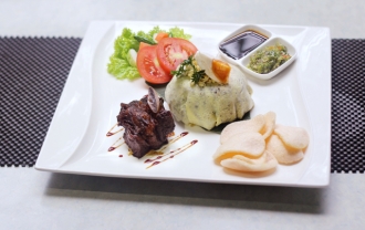 Yuk Jajal Nasi Goreng Plus Rawon Dalam Satu Piring Di AVARA Lounge & Function Hall
